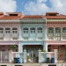 ตึกแถวสวยงามหลากสีสันที่ตั้งเรียงรายบนถนน Koon Seng 