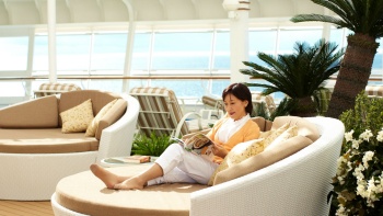 หญิงสาวผ่อนคลายบนเก้าอี้โซฟาบนเรือ Princess Cruises