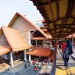 ภาพด้านนอกของตลาด Geylang Serai ถ่ายจากบนสะพาน