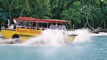เรือบัมโบ๊ต Singapore DUCKtours ที่แล่นบนน้ำ