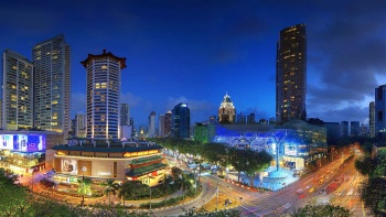 ภาพมุมสูงของ ION Orchard และ Tangs Marriott ในยามค่ำคืน