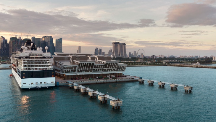 ทัศนียภาพยามเย็นของเรือที่จอดอยู่ที่ Marina Bay Cruise Centre Singapore (มารีน่า เบย์ ครูซ เซ็นเตอร์ สิงคโปร์)