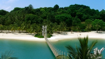 สะพานข้ามไปจุดที่อยู่ใต้ที่สุดของเอเชียตะวันออกเฉียงใต้ นั่นคือที่หาด Palawan Beach Sentosa