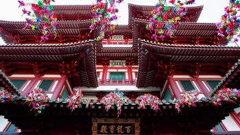 ภาพภายนอกของหลังคาที่ซ้อนกันของ Buddha Tooth Relic Temple