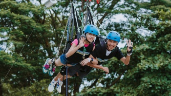 หญิงสาวกระโดดบันจี้สวิงที่ AJ Hackett เกาะ Sentosa 