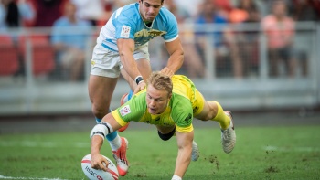 บรรดาผู้เล่นกำลังชิงชัยกันในสนามระหว่างการแข่งขัน HSBC World Rugby Singapore Sevens