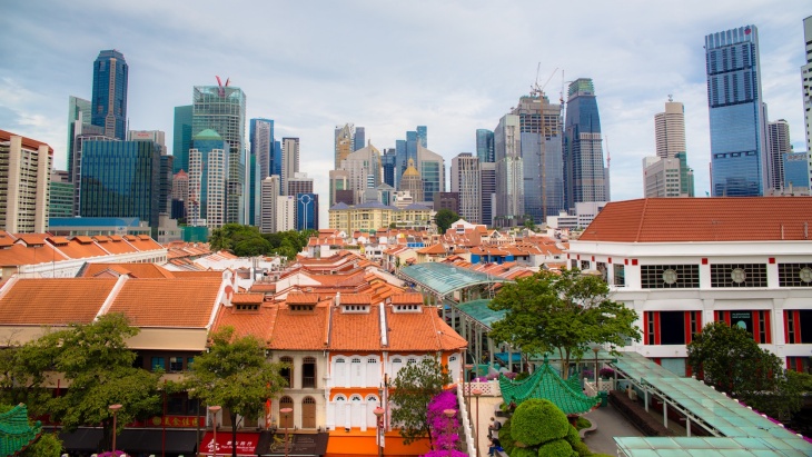 ตึกแถวอันเก่าแก่ตัดกับตึกระฟ้าที่เป็นฉากหลังของย่าน Chinatown สิงคโปร์