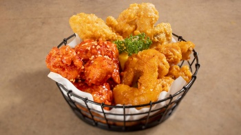 ภาพมุมใกล้ของไก่ทอดที่เสิร์ฟที่ร้าน Kko Kko Nara