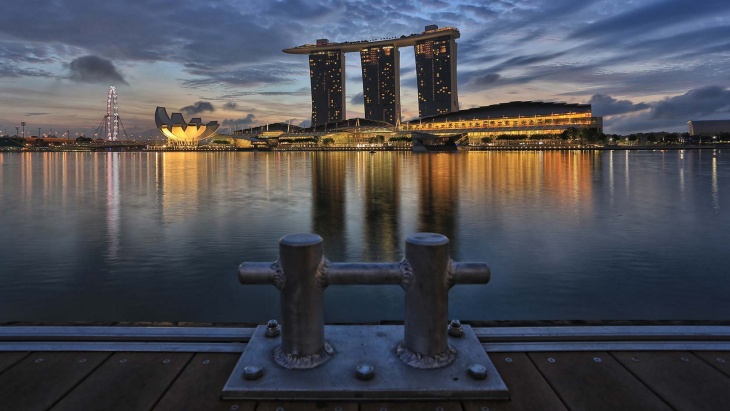 ทัศนียภาพยามดวงอาทิตย์ตกที่เส้นขอบฟ้าของ Marina Bay (อ่าวมารีน่า) ริมฝั่ง Singapore River (แม่น้ำสิงคโปร์)