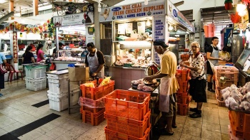 พ่อค้าขายเป็ดไก่กำลังจัดเตรียมร้านในตลาดสด