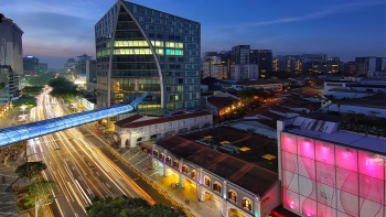 ภาพมุมสูงของ Orchard Gateway บนถนน Orchard Road ในตอนกลางคืน