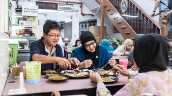 ผู้คนนั่งรับประทานอาหารที่ร้าน Zam Zam