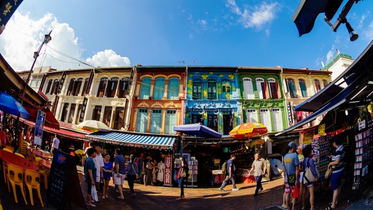 ภาพหน้าต่างตึกแถวสีสันสดใสที่เต็มไปด้วยผู้คนในย่าน Chinatown