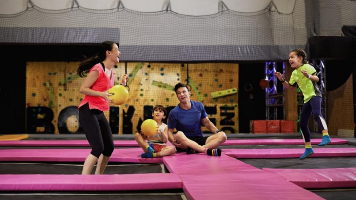 ครอบครัวกำลังเล่นลูกบอลกันที่ BOUNCE Trampoline Park