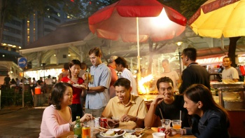 กลุ่มเพื่อนๆ อร่อยกับอาหารริมทางที่ด้านนอก Lau Pa Sat (ศูนย์อาหารนานาชาติเหล่าปาซะ)