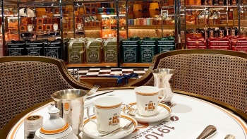 ภาพเหยือกและแก้วชา โดยมีร้านกาแฟ Bacha เป็นฉากหลัง
