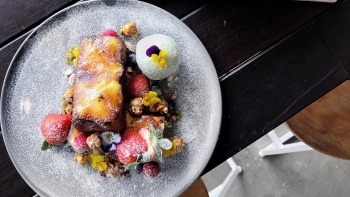 Crème Brûlée French Toast ที่ร้าน Five Oars Coffee Roasters