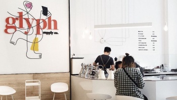 ภายในร้าน Glyph Supply Co และป้ายที่ติดในร้าน