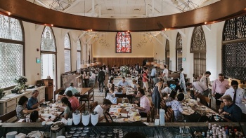 The White Rabbit Singapore ตั้งอยู่ในโบสถ์เล็กสไตล์โคโลเนียล ที่ตกแต่งด้วยกระจกสีและเสิร์ฟอาหารยุโรป