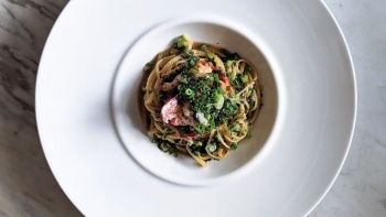 Atlantic Lobster และ Kombu Linguine ที่ร้าน The White Rabbit Singapore