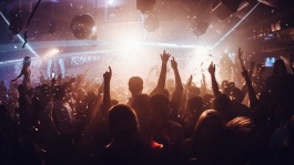ฝูงชนบนฟลอร์เต้นรำที่ Altimate 