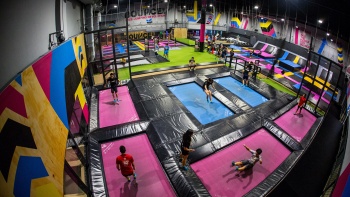 ภาพมุมกว้างของ BOUNCE Trampoline Park 