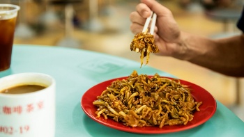 ก๋วยเตี๋ยวผัดซีอิ๊วจากร้าน Outram Park Fried Kway Teow Mee ในศูนย์อาหาร (ฮอว์กเกอร์ เซ็นเตอร์)