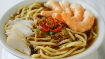 ภาพถ่ายมุมใกล้ของบะหมี่กุ้งจากร้าน Fresh Taste Big Prawn Noodle 