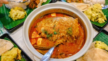 ภาพถ่ายมุมใกล้ของแกงหัวปลาที่ร้าน Muthu's Curry