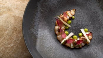 Odette มีอาหารที่หลากหลาย เช่น 55’ Smoked Organic Egg โดยฝีมือของ Julien Royer ผู้เป็นทั้งเชฟและเจ้าของ