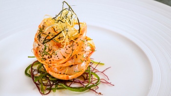 กุ้ง Scampi อบใบชาเสิร์ฟที่ร้าน Waku Ghin