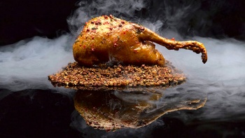 เนื้อ Royal Pigeon ย่าง กับเห็ดป่าและโนริ เสิร์ฟที่ร้าน Saint Pierre