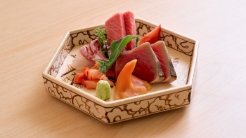 จานซูชิสดใหม่เสิร์ฟในร้าน Sushi Kimura