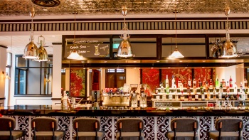ภาพมุมกว้างของร้านอาหารและบาร์ Baba Chews