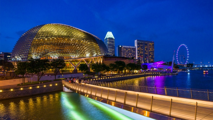 ทิวทัศน์ยามค่ำคืนของสะพาน Jubilee และ Esplanade Theatres (โรงละครเอสพลานาด)