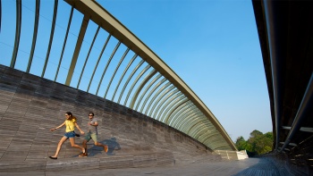 คู่รักวิ่งเล่นสนุกสนานบนสะพาน Henderson Waves