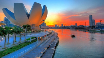 ArtScience Museum™ ที่ทาบทับภาพเส้นขอบฟ้ายามพระอาทิตย์ตกใน Marina Bay