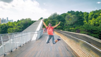 ภาพมุมกว้างของผู้หญิงที่กระโดดอยู่บนสะพาน Henderson Waves
