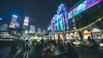 แสงไฟสว่างไสวในงานเทศกาลยามค่ำคืน (Night Festival) ในระหว่างที่จัดงานสัปดาห์ศิลปะของสิงคโปร์
