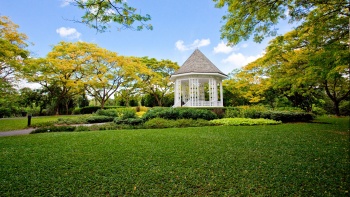 ภาพมุมกว้างของศาลาที่เป็นสัญลักษณ์ของ Singapore Botanic Gardens (สวนพฤกษศาสตร์สิงคโปร์)