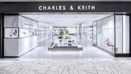 ด้านหน้าร้าน CHARLES & KEITH ที่ Changi Airport อาคารผู้โดยสาร 1 (พื้นที่สำหรับผู้โดยสารเปลี่ยนเครื่อง)