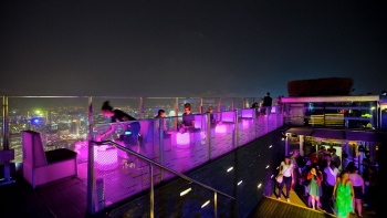 1-Altitude รูฟท็อปบาร์กับแสงสีม่วงที่สวยแปลกตา