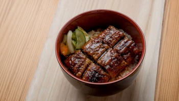 ภาพใกล้ของอุนะด้งที่เสิร์ฟที่ภัตตาคารอาหารญี่ปุ่น Man Japanese Unagi Restaurant