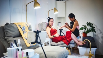 ลูกค้ากำลังเพลิดเพลินกับการทำเล็บที่ร้าน The Social Space พื้นที่ค้าปลีกสำหรับสินค้าที่เป็นมิตรต่อสิ่งแวดล้อม