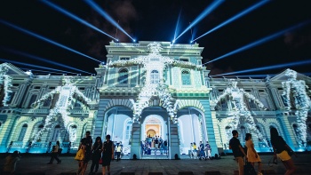 จอแสดงภาพด้านนอก National Museum of Singapore ในงาน Night Festival ของสิงคโปร์