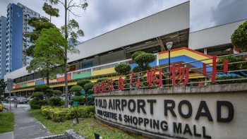 ด้านนอก Old Airport Road Food Centre และห้างสรรพสินค้าของสิงคโปร์
