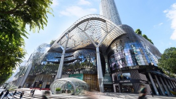 ด้านนอกของศูนย์การค้า ION Orchard