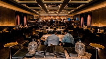 ด้านในของ Manhattan Bar ที่ Regent Singapore