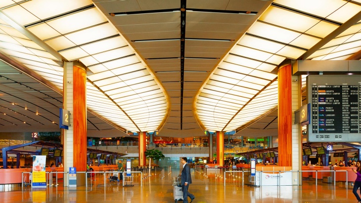 นักท่องเที่ยวพร้อมกระเป๋าเดินทางใบใหญ่ในอาคารผู้โดยสาร 2 ของสนามบินชางงี ประเทศสิงคโปร์