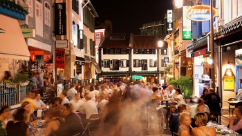 ภาพในตอนกลางคืนของ Ann Siang Street ที่พลุกพล่านจอแจ